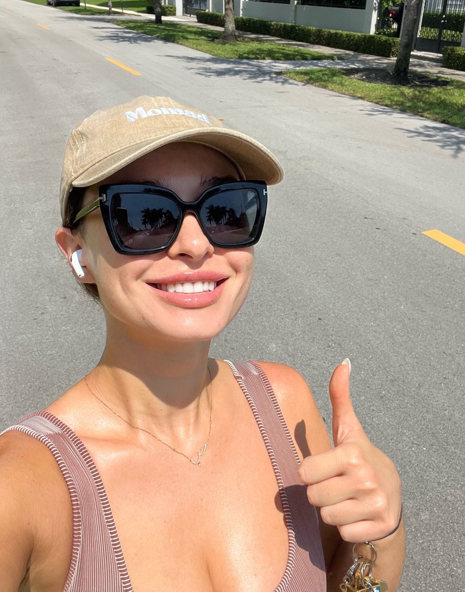 on-twitter-one-airpod-in-during-a-hot-girl-walk-is-the-vibe