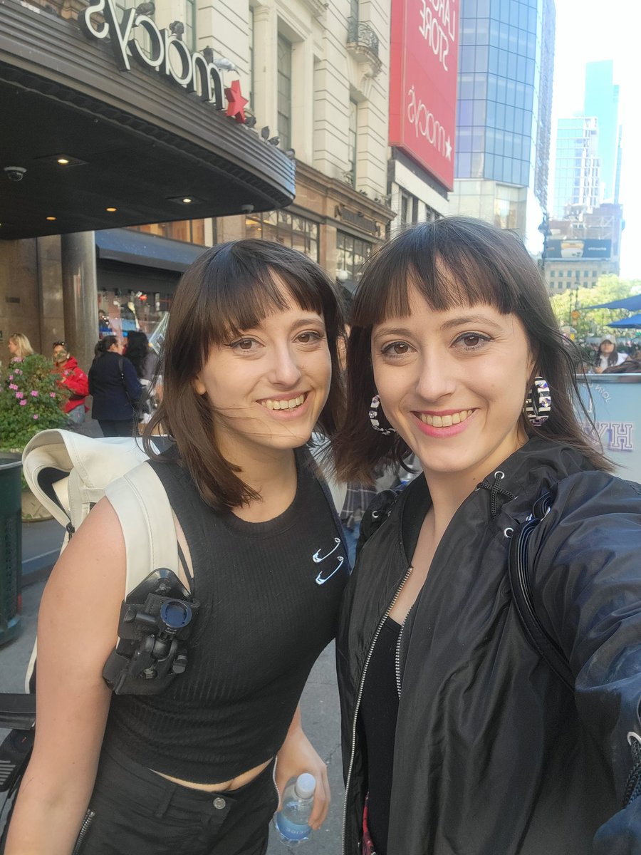 DinomiteTwins's tweet photo. See you soon! We're Live for an NYC IRL autumn stresm! 
#AutumnVibes
#nyc #twins #twitchstream #outdoorirl https://t.co/sEabi1cvZf