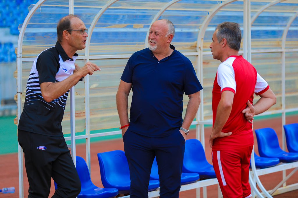 azamfc's tweet photo. When friends meet 🫂

Kocha wetu mkuu, @dlavagnecoach, akiteta jambo na mwenzake wa TP Mazembe, Franck Dumas, wote wakitokea nchini Ufaransa.

#weareazamfc #timuborabidhaabora https://t.co/NXmRy7hEHB