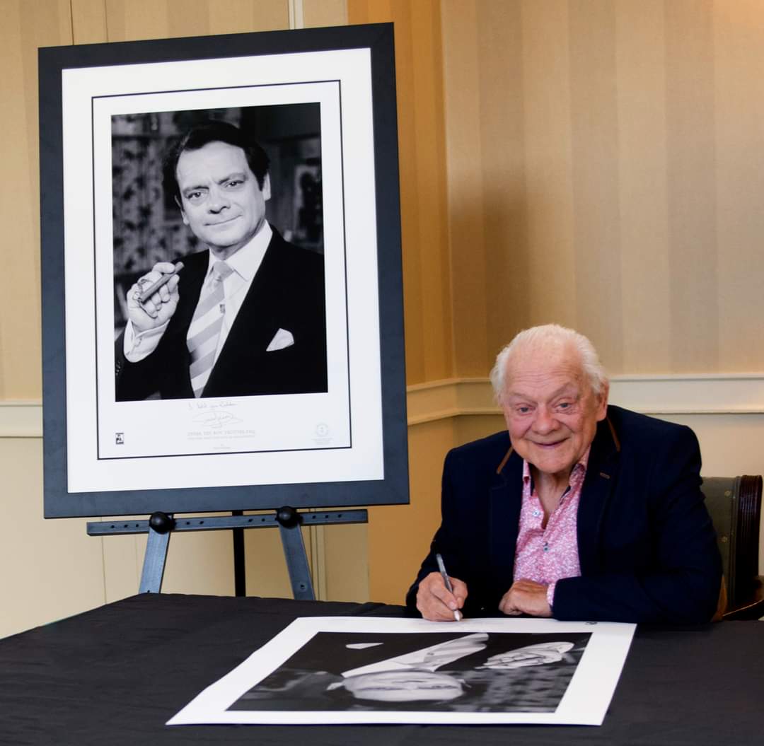 OnlyFoolsHQ's tweet photo. Stunning limited edition fine art prints featuring and signed by Sir David Jason go on sale next month and can be reserved now from The Original Memorabilia Company https://t.co/80Fr4J6EnP They are already selling fast! https://t.co/8UznanrAqp