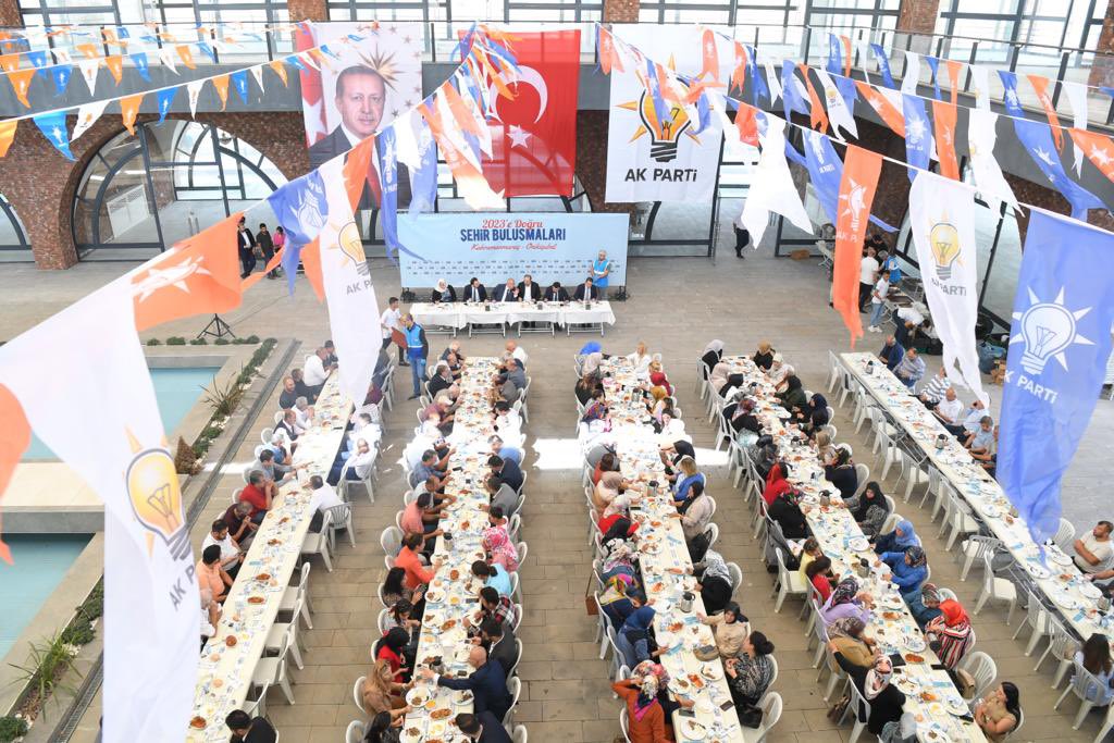 akkadin12subat's tweet photo. Şanlıurfa Milletvekilimiz Halil Özcan,İlçe Başkanımız @MucahitKara_ ,İlçe Kadın Kolları Başkanımız @KacamazNursel ,Onikişubat Belediye Başkanımız @HanefiMahcicek  #ŞehirBuluşmaları kapsamında 3 kademe Yönetim Kurulu üyelerimiz ve Mahalle başkanlarımız ile bir araya geldiler. https://t.co/eMVOKDf6pf