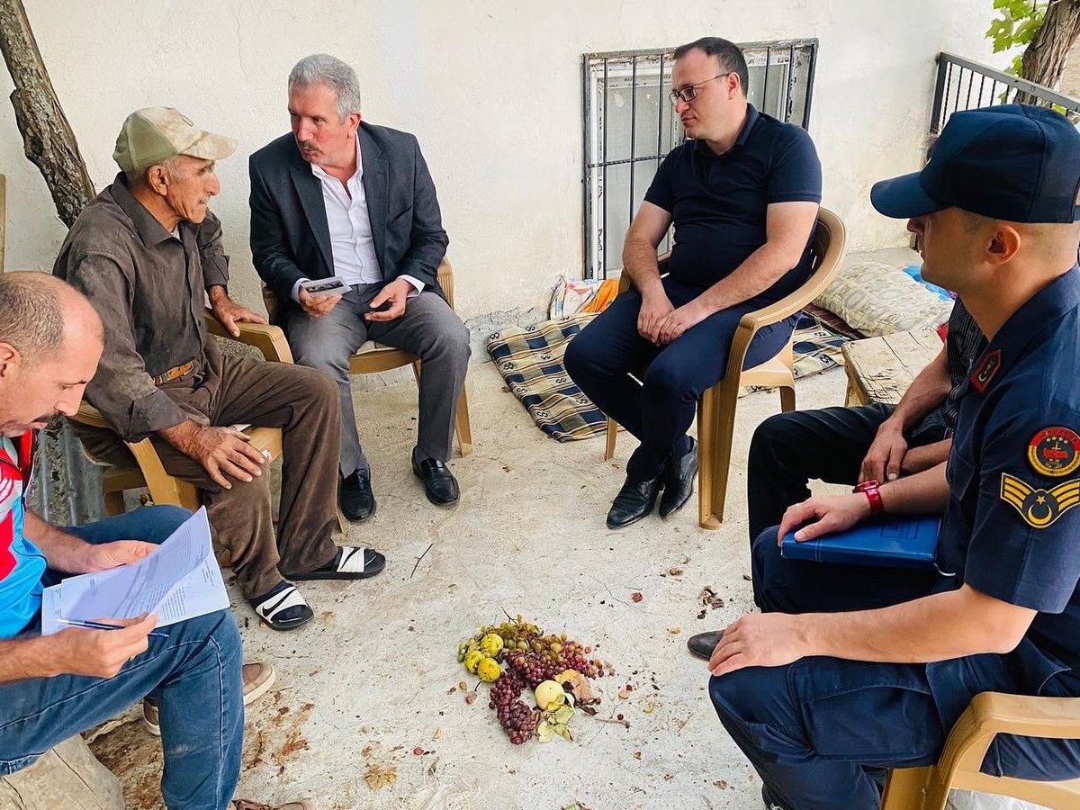 miahaberTR's tweet photo. Hasta ve yaşlılarla hasbihal etti❗️
#Çüngüş Kaymakamı @TuncayKaldirim ve Belediye Başkanı @akmeseasuat, #Handere Mahallesi'nde hasta, yaşlı ve hane ziyaretlerinde bulundu. Vatandaşlarla hasbihal eden Kaldırım, ihtiyaç ve taleplerini dinledi. @cunguskymkmlk https://t.co/tVRlI1A6uQ