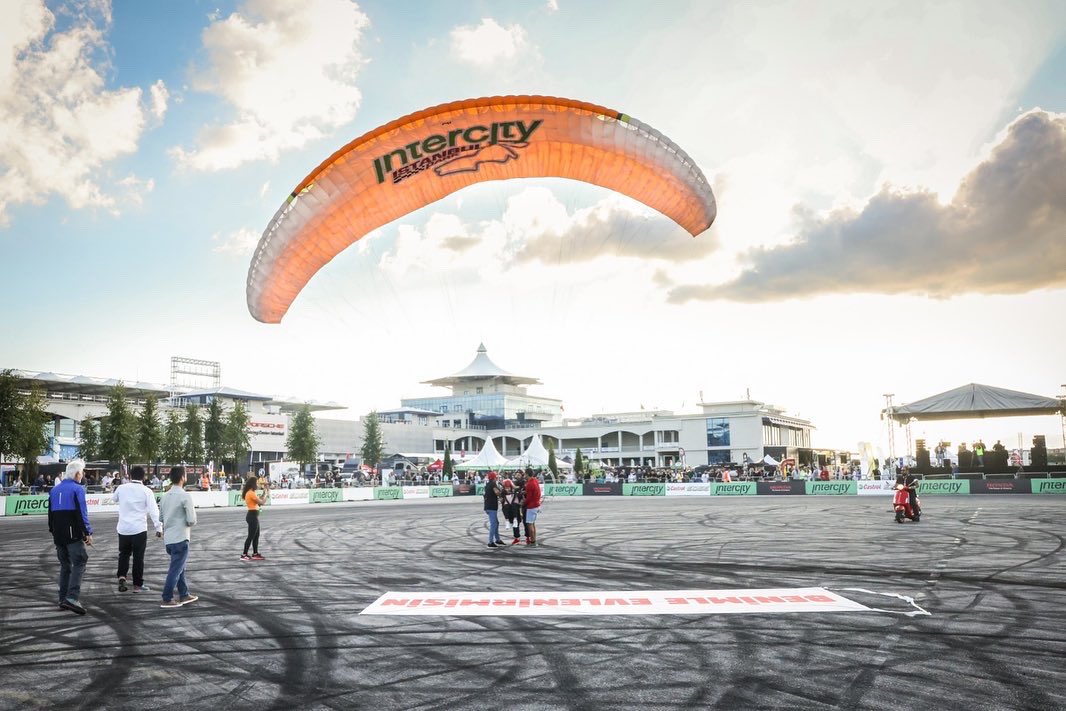 intercitypark's tweet photo. Türkiye’nin en büyük festivali V Weekend’te cumartesi gününü bu enfes kareler ile kapatıyoruz☝🏻 Yarın son gün, bu unutulmaz festivali kaçırma! 👊
#intercitypark #vweekend #istanbul https://t.co/91hsRkH8gA