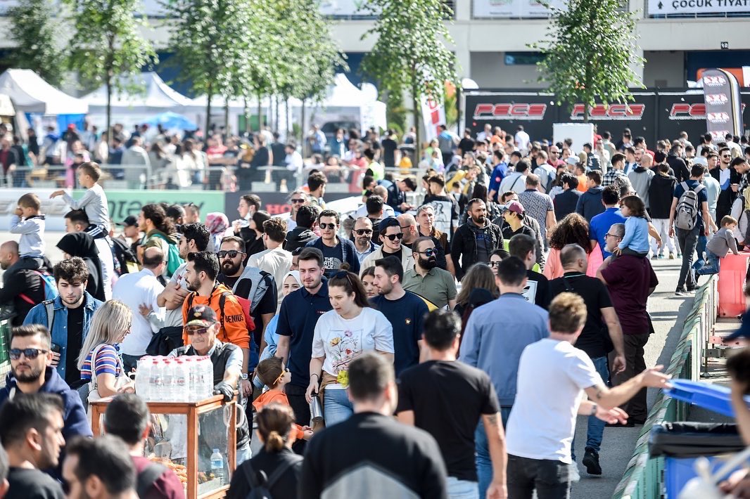 intercitypark's tweet photo. Türkiye’nin en büyük festivali V Weekend’te cumartesi gününü bu enfes kareler ile kapatıyoruz☝🏻 Yarın son gün, bu unutulmaz festivali kaçırma! 👊
#intercitypark #vweekend #istanbul https://t.co/91hsRkH8gA