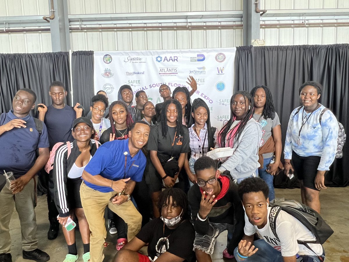 JuncoScience's tweet photo. Ran into some rockstar aviation teachers and students from Cypress Bay, Miramar high and Lauderdale Lakes at the South Florida Expo this weekend! @MsSlesinski @PrincipalCBHS @msformoso @Kmbarnette16 #FLYhighGAI https://t.co/BDvWn14THU