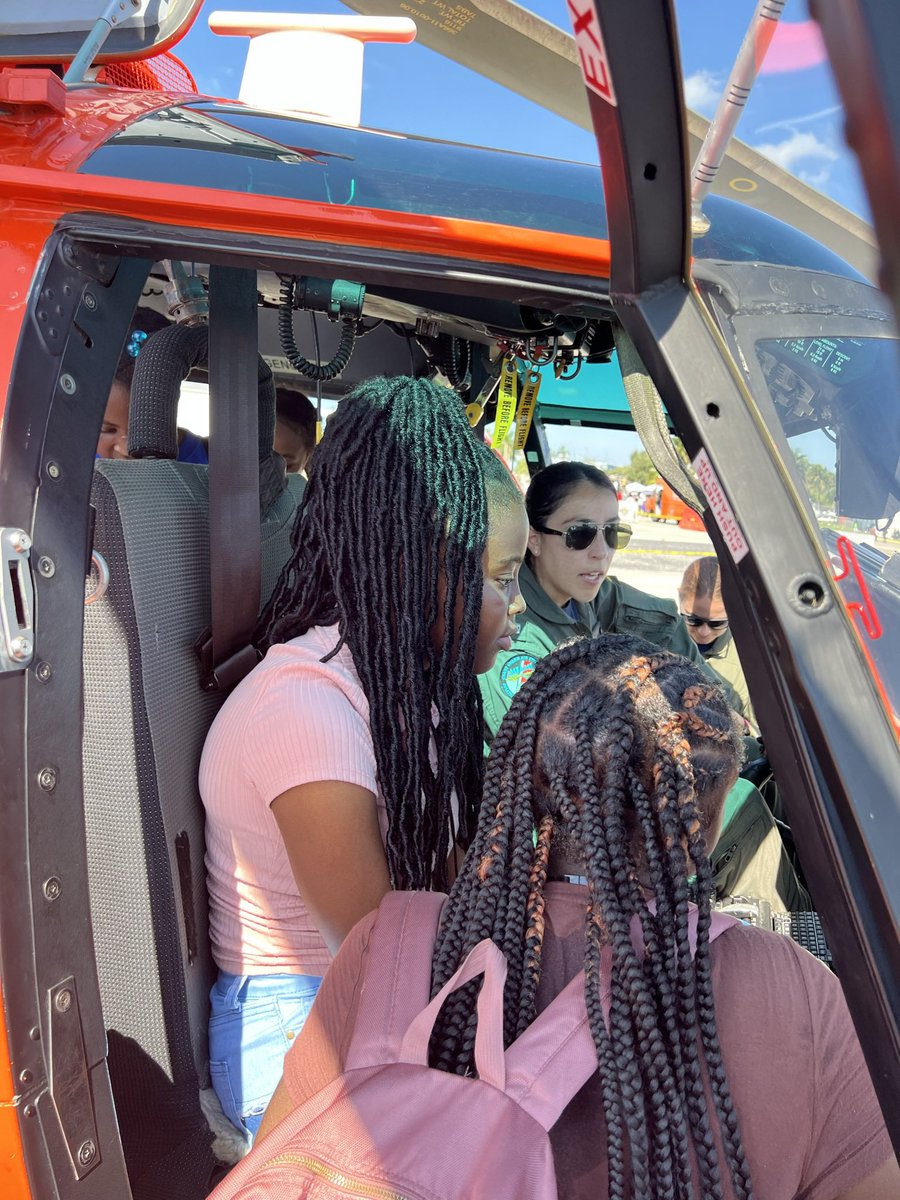 JuncoScience's tweet photo. Ran into some rockstar aviation teachers and students from Cypress Bay, Miramar high and Lauderdale Lakes at the South Florida Expo this weekend! @MsSlesinski @PrincipalCBHS @msformoso @Kmbarnette16 #FLYhighGAI https://t.co/BDvWn14THU