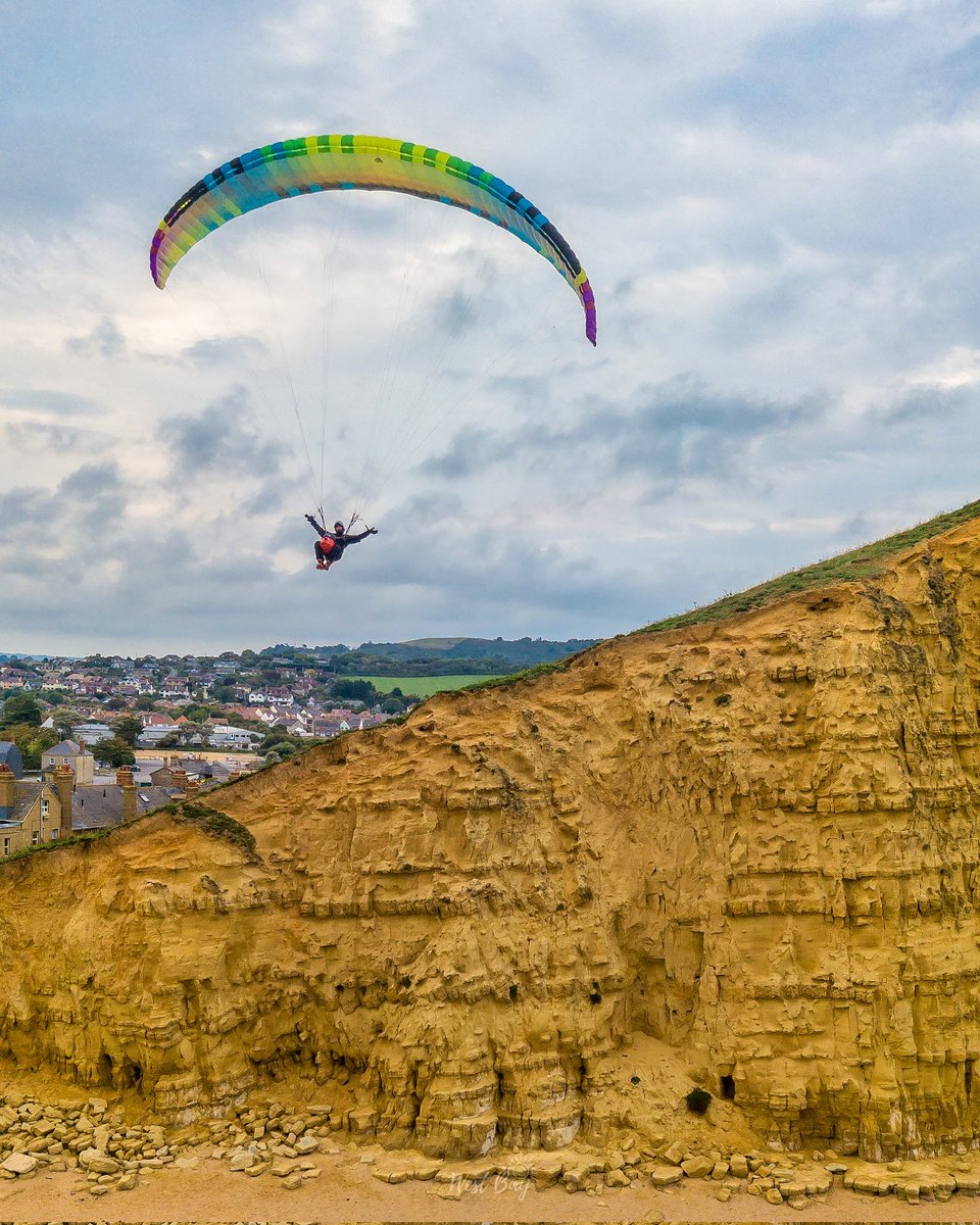 WestBayPhoto's tweet photo. Well, it's not everyday you get to see a paraglider flying his Henry over West Bay! 😅🪂📸

#westbay #westbaydorset #jurassiccoast #dorsetcoast #dorsetphotography #dorsetlife #dorset https://t.co/xUDBINDtUw