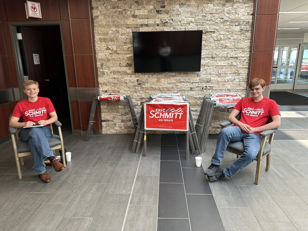 Schmitt4Senate's tweet photo. Team Schmitt is out in Jefferson City today for the @MissouriGOP committee meeting & to distribute signs. We canโt wait to see them all over Missouri!
๐บ๐ธ๐บ๐ธ๐บ๐ธ
#MOSen #LetsGo #KeepMORed https://t.co/0yFFDMXBuG