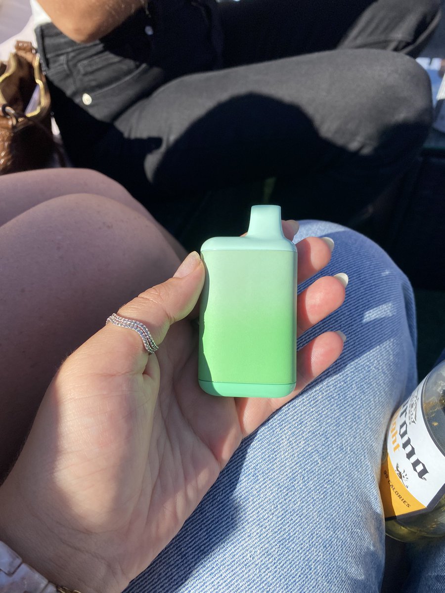 amealpop's tweet photo. trying out @KylieJenner new vape line Kylie Air ❤️ https://t.co/ZKy4PGtPnK