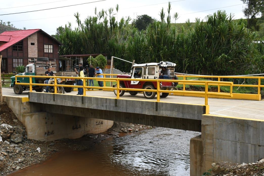 ClaraLuzRoldan's tweet photo. El fuerte invierno que hemos soportado este año, también causó daños al puente La Tulia (Bolívar). Pero ya lo reconstruimos, con la prontitud que se necesitaba y para hacerles más tranquilos los días a los habitantes de Roldanillo, Trujillo y Bolívar. #ElValleNoSeDetiene. https://t.co/pWlbK5nSHv