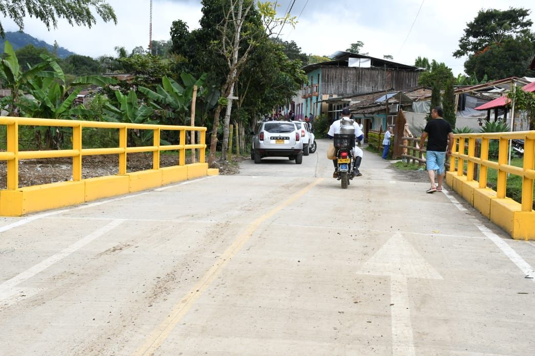 ClaraLuzRoldan's tweet photo. El fuerte invierno que hemos soportado este año, también causó daños al puente La Tulia (Bolívar). Pero ya lo reconstruimos, con la prontitud que se necesitaba y para hacerles más tranquilos los días a los habitantes de Roldanillo, Trujillo y Bolívar. #ElValleNoSeDetiene. https://t.co/pWlbK5nSHv