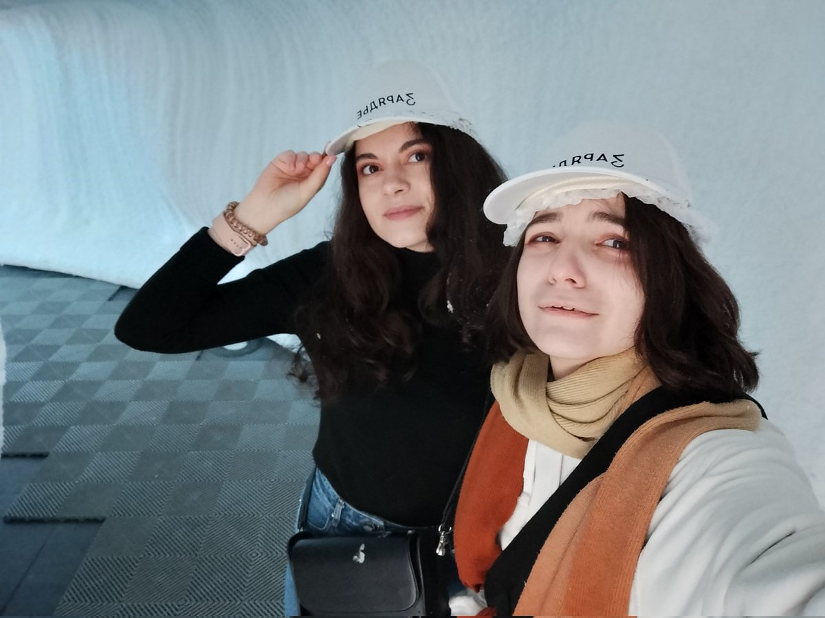 Koganoah's tweet photo. Ни единой мысли, что в ледяной пещере есть лёд, снег и холод 🤣
Справедливости ради, я думала там будет как в Шоу Полунина, искусственный снег, но в итоге нас запихнули в большую советскую морозилку и дали мороженое 🤣 https://t.co/WoGw0rjkwC