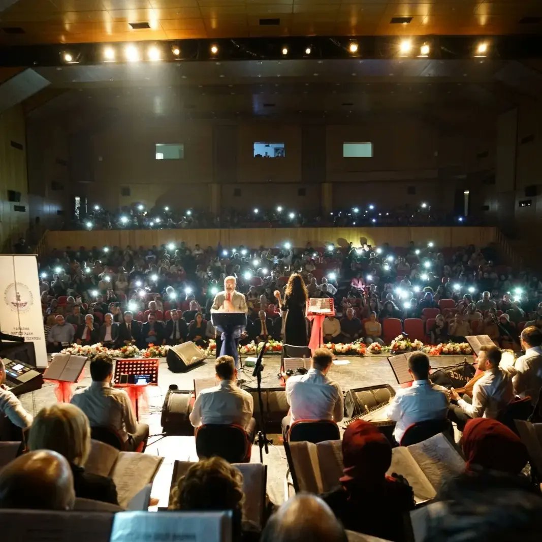 aksarayhem68's tweet photo. Aksaray Halk Eğitimi Merkezi Türk Müziği Koromuzun geçen yıl verdiği konserlerden...Siz de bu muhteşem konserlerde yer almak isterseniz kayıt için kurumumuza bekleriz.
@tcmeb 
@sdulger43 
@hayatboyuailesi 
@hmzaydg 
@haciomerkartal 
@aksarayvaliligi 
@Aksaray_MEM 
@aylinsengunt https://t.co/sl7SLK97Hp