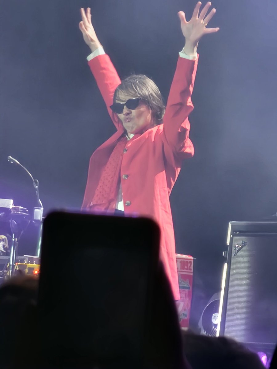 Conmischief's tweet photo. I got to see MCR last night! It was so amazing. This was my first time seeing them and Gerard was everything. 14 year old me is happy that I spent the money. #firefly #firefly2022 #MCRFIREFLY #MCR https://t.co/9JjCLrlNVK