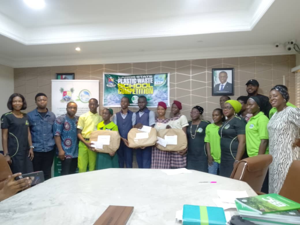 toyinoshaniwa2's tweet photo. #PlasticEducation #Plasticquiz proceeding with great judges. Marking #Cleanup2022 Week @LACSOP @jidesanwoolu @fmeclimateng @KidsVplastic @PlasticBank https://t.co/ASnqhs2SCt