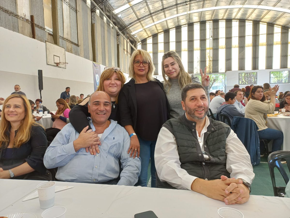 Gracias <a href="/JuanManzurOK/">Juan Manzur</a> por compartir con nosotros la peña del <a href="/NEParticipacion/">Nuevo Espacio de Participación</a>, y a nuestro Secretario General <a href="/SergBarrionuevo/">SergioBarrionuevo</a> y al jefe del espacio Juan Manuel Olmos por la organización, y permitirnos de disfrutar de una tarde rodeados de compañeros.