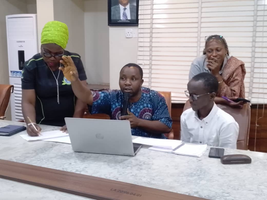 toyinoshaniwa2's tweet photo. #PlasticEducation #Plasticquiz proceeding with great judges. Marking #Cleanup2022 Week @LACSOP @jidesanwoolu @fmeclimateng @KidsVplastic @PlasticBank https://t.co/ASnqhs2SCt