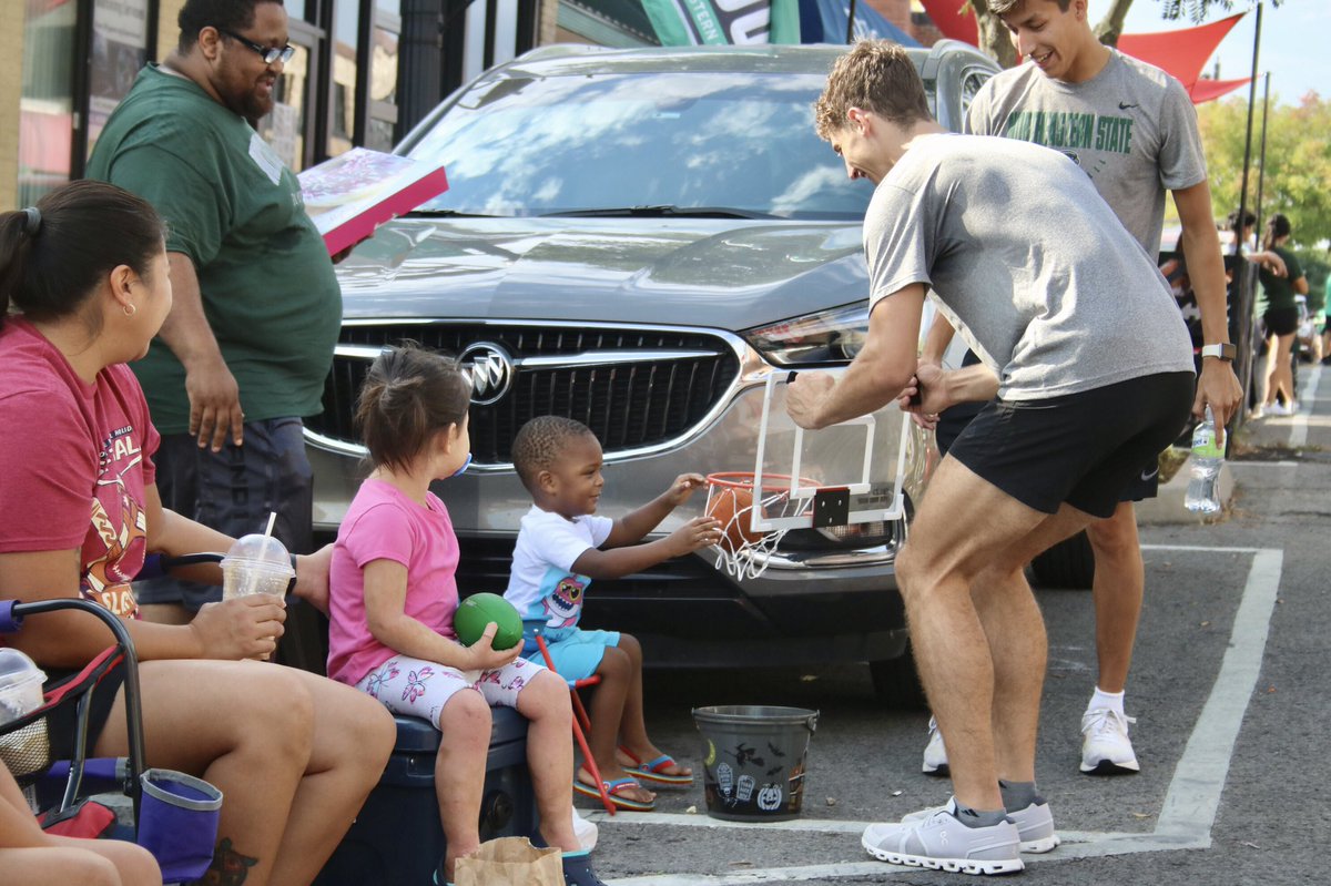 Dribbling, Passing, &amp; Shooting our way through the 𝘏𝘰𝘮𝘦𝘤𝘰𝘮𝘪𝘯𝘨 𝘗𝘢𝘳𝘢𝘥𝘦 this morning!

#TeamNSU
