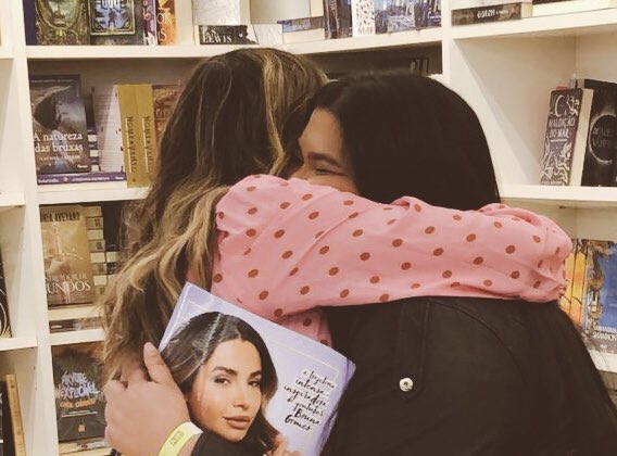 que saudade eu tava desse abraço! 🥺 <a href="/brunapgo/">Bruna Gomes</a>