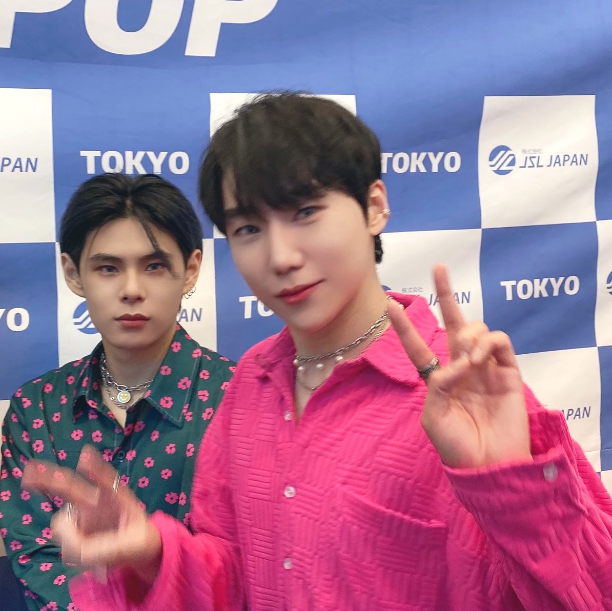 DIOS__Official's tweet photo. [📸]

皆さん！リーダー WJです
写真を撮るときは✌🏻です。
9月は無料公演なのでぜひ遊びに
来てください🌝✨

♡♆(⃔ ･-･♆)⃕↝ ٩( ᐛ )و♡

#DIOS #디오스 #WJ
#KstageO #LiveEvent
#東京 #新大久保 https://t.co/CvuHCNA995