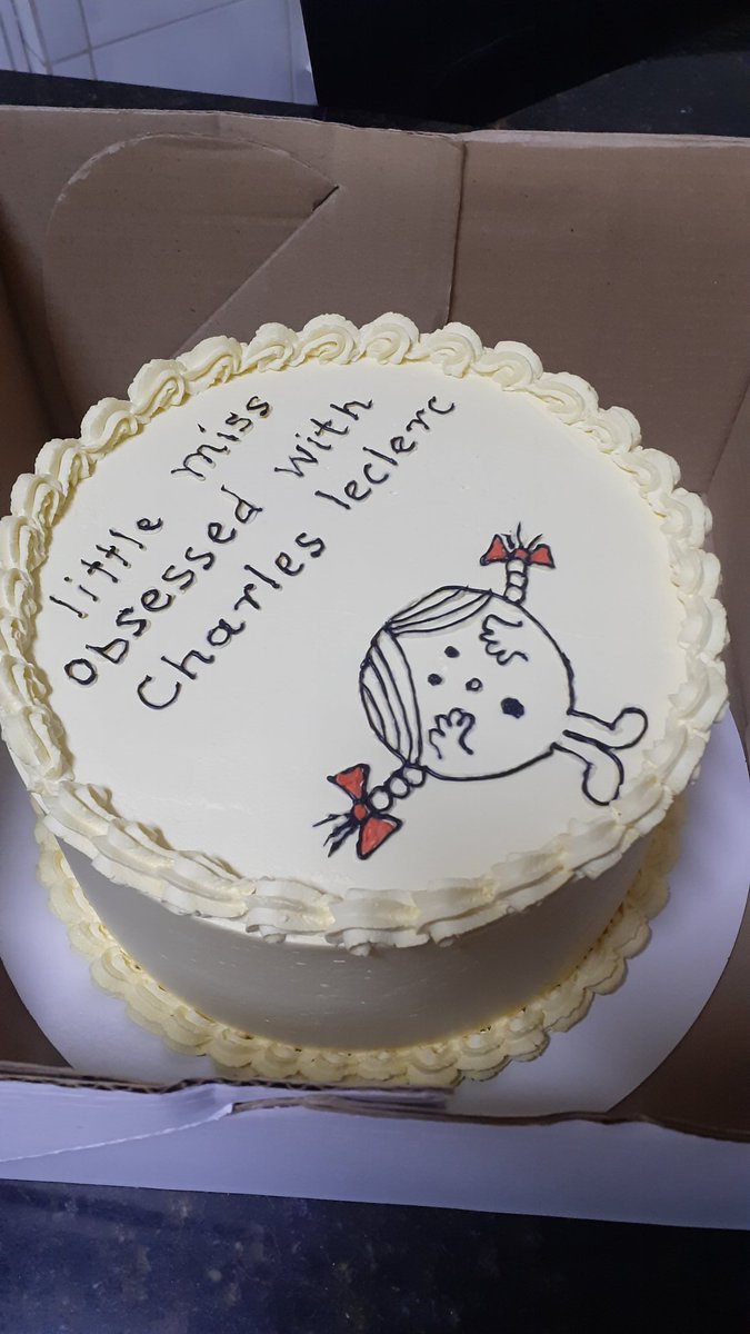 EVERYONE STOP AND LOOK AT MY BDAY CAKE DMKSKSKSKS IM IN LOVE