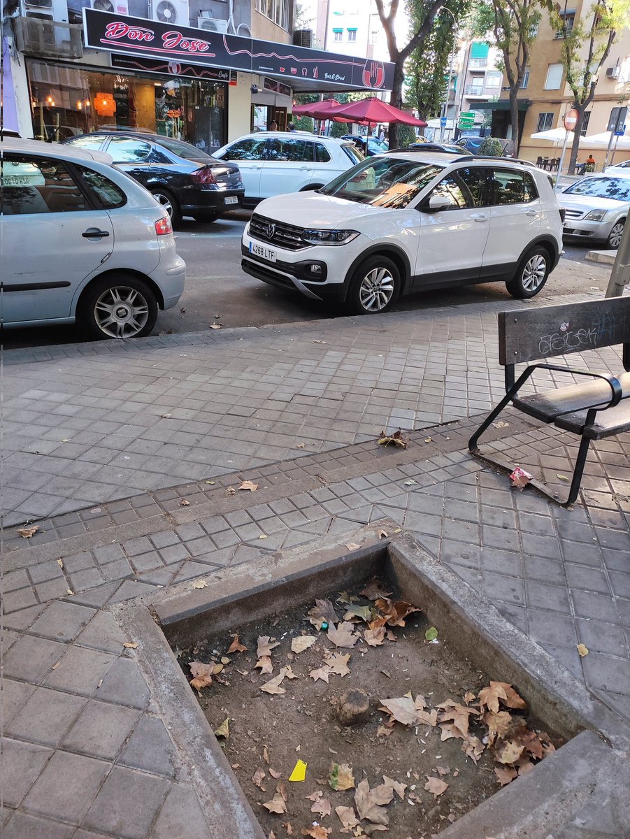 Hola <a href="/Lineamadrid/">Línea Madrid</a> , en este alcorque de Torres Miranda con Jaime el Conquistador (donde el área infantil) falta el árbol. Gracias.