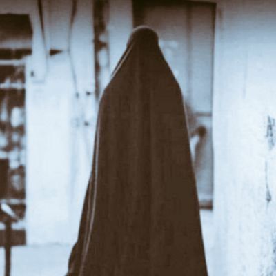 Sarah58331069's tweet photo. _

كأنّها .. وعباةُ الطُّهر تحجبها
ليلٌ .. تُدثر في أعطافهِ القمر ♥️ https://t.co/66ZP2pWP2T