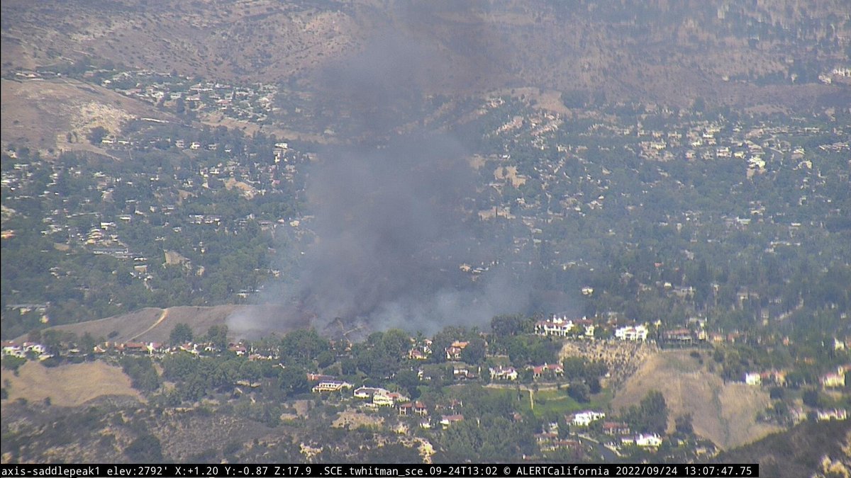 #LoboFire in #Calabasas, LA County: LAFD BC17 reporting 1-2 acres w/ moderate rate of spread. Full responses from both LACoFD + LAFD w/ aircraft including the scoopers & tankers. Fire starting to back down the hill. Calabasas Rd & Parkway Calabasas. share.watchduty.org/incident/1389