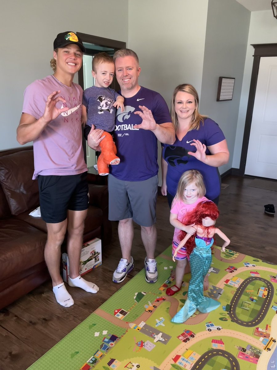 Stanimal032's tweet photo. So B had a special visitor today. @avery2johnson saw he was having surgery and wanted to bring him a care package to help him through. Transformers and a Mario Kart toy for B and they even brought Miss Holly something as well. Nice meeting you, Avery and @dent_hope! #EMAW #FAMILY https://t.co/1BqU0z8q4I