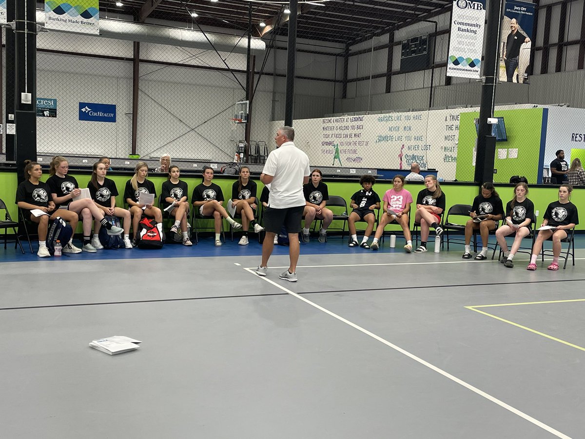 Wrapping up day one with a fantastic recruiting seminar with @sknahd20 and @RecruitMe13. Great work day one. The kids got after it today. Cant wait to see what gets done tomorrow!