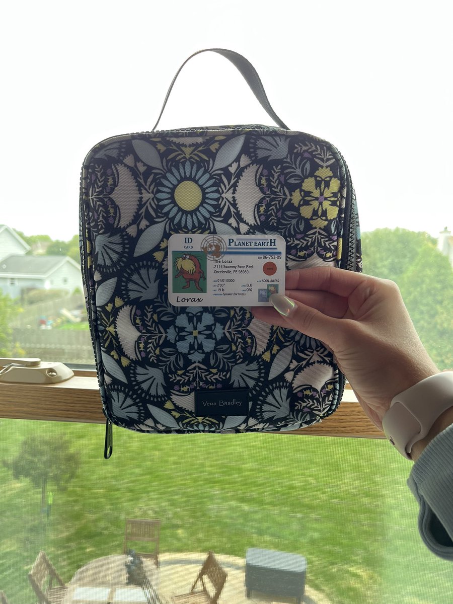 LeahAPES22's tweet photo. This lunchbox is part of VB’s ReActive collection, which uses recycled materials like plastic bottles as fabric. This is part of the 3R initiative(reduce, reuse, recycle), and these efforts help eliminate unnecessary waste to keep the environment clean! @franklinlorax #apesintro https://t.co/m7kEXi93Tk