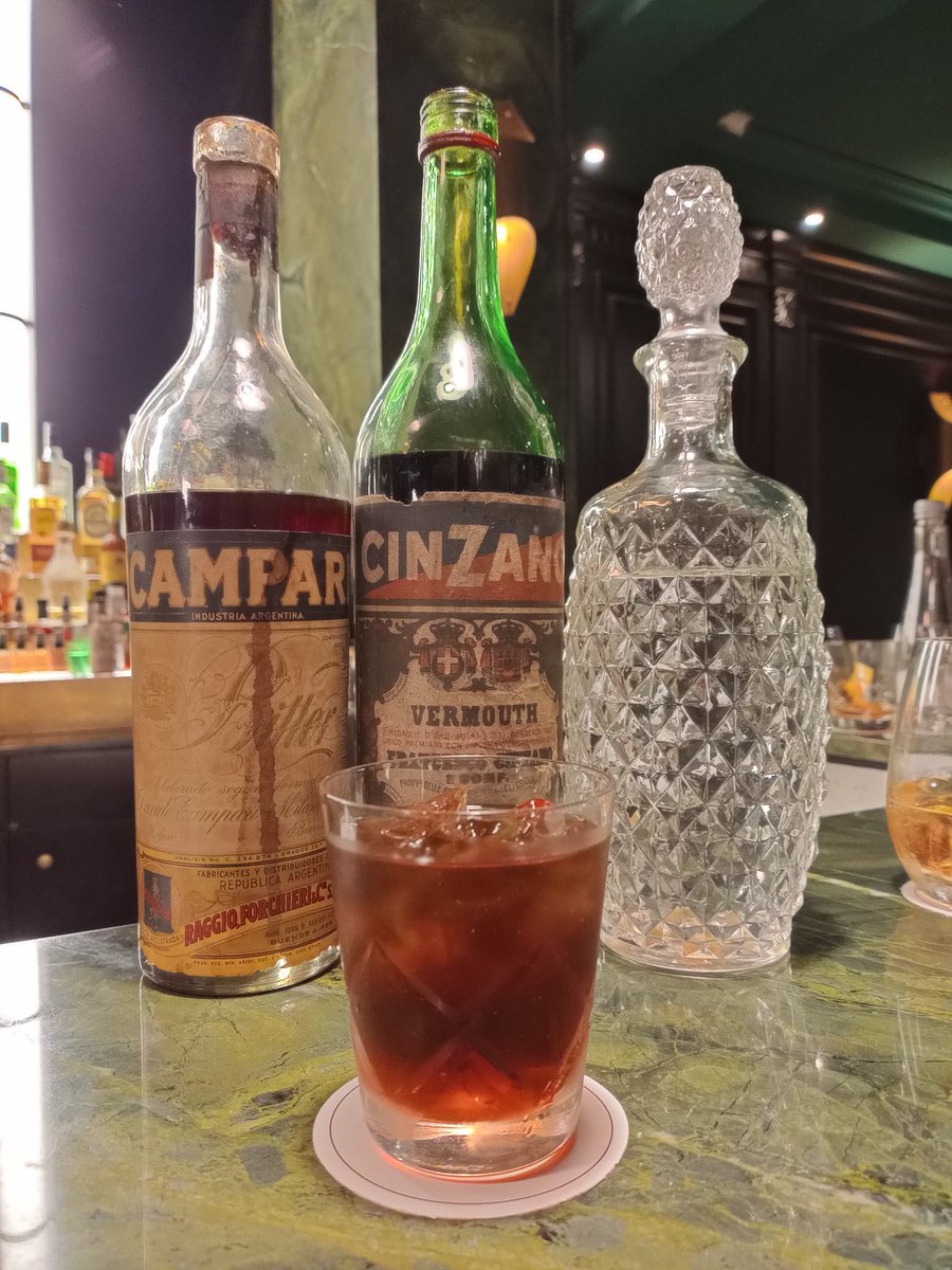 Concluyó la #NegroniWeek con un Negroni elaborado con antiguas botellas de Bitter Campari, Vermouth Cinzano y gin de la colección del bartender y mixólogo Paul Sebastian Palmer en Oliver's Bar del Hotel Emperador. Lo comentamos en AM770 Radio Cooperativa: ar.radiocut.fm/audiocut/rinco…