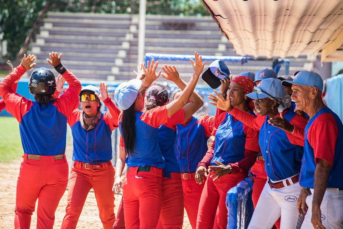 zdestrike's tweet photo. Ciego de Ávila y Santiago de Cuba  únicos invictos (2-0) en la sexagonal final del VI Campeonato nacional de béisbol femenino, que se disputa en el estadio Mártires de Barbados, de #Bayamo.
#Baseball #BéisbolCubano #BéisbolFemenino #Cuba https://t.co/VNWuIW6oTc