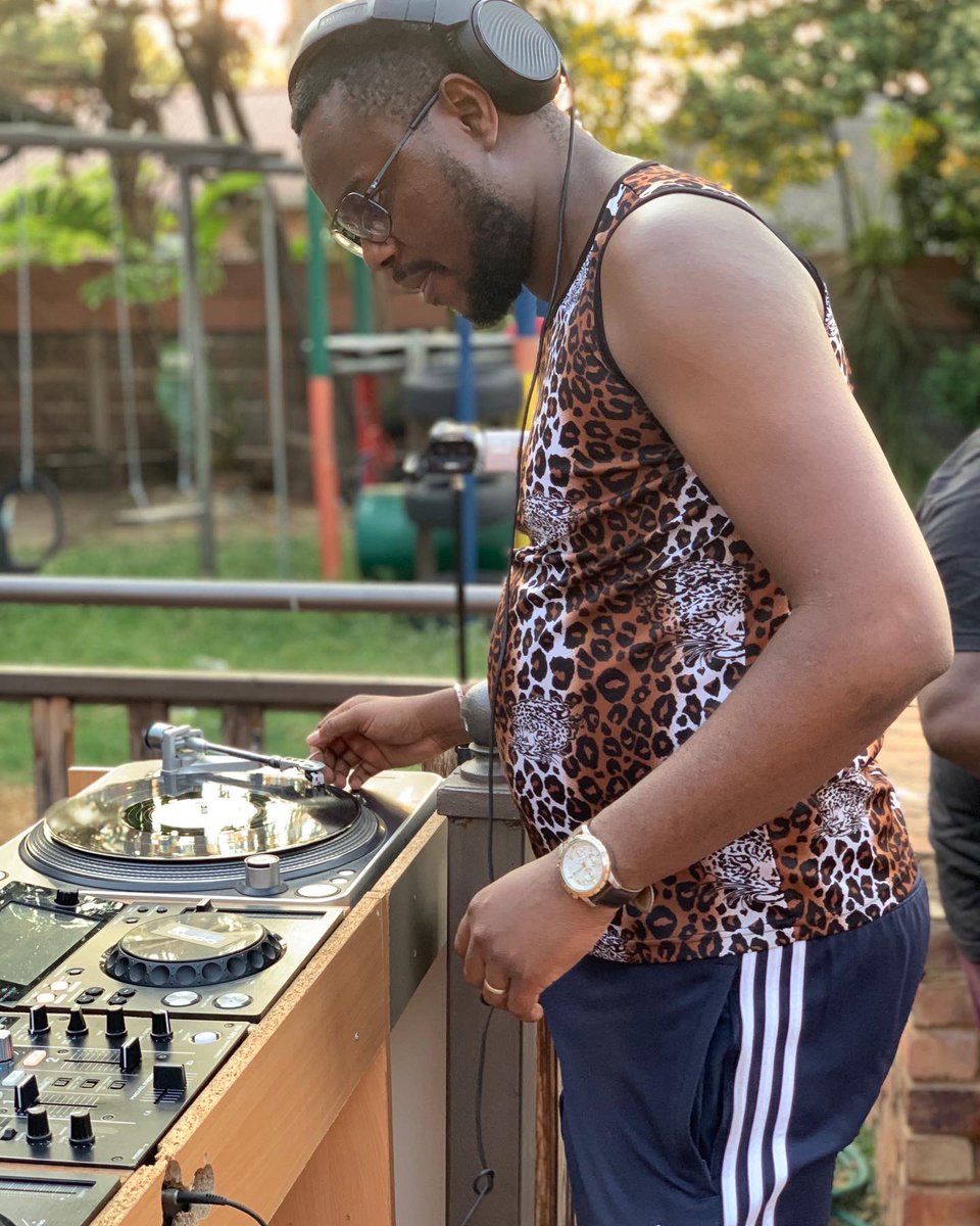 thatSothoGuy_'s tweet photo. spinning vinyl out at @uceeya ‘a #iBangYeAfro Headquarters today 🎧 
featuring the ninjas @Dj_SK95 @djslezz https://t.co/YCknfByFGk