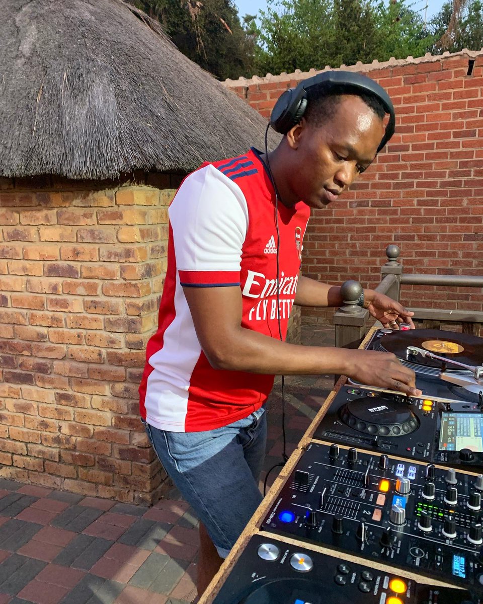 thatSothoGuy_'s tweet photo. spinning vinyl out at @uceeya ‘a #iBangYeAfro Headquarters today 🎧 
featuring the ninjas @Dj_SK95 @djslezz https://t.co/YCknfByFGk
