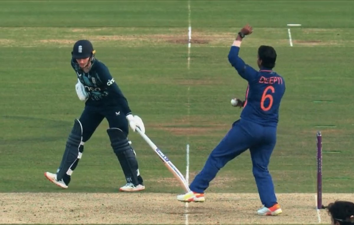 wait,wait,wait, Mankad. back foot is down front foot was down before she left crease. should be not out on drs if we're making it legal. #mankading