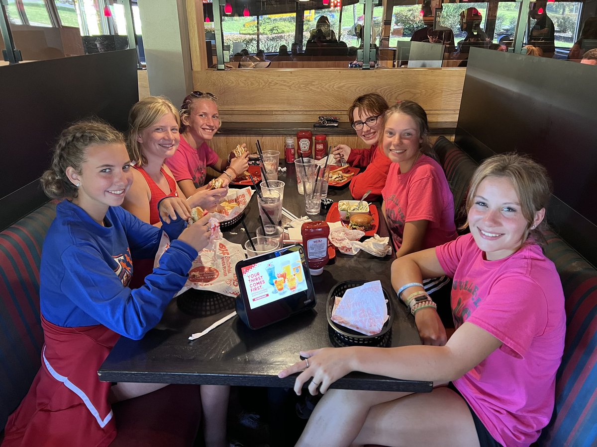acxcdutchmen's tweet photo. Post Meet Red Robin #bottomlessfries https://t.co/Vachy2KIlX