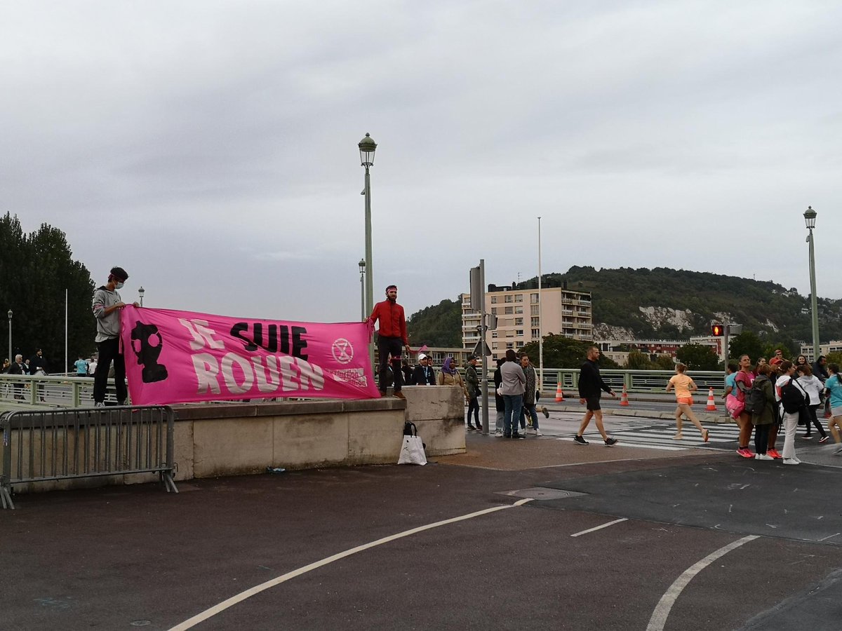 XR_Rouen's tweet photo. #Lubrizol court toujours!! 3 an après,  @XR_Rouen au #seinemarathon pour sensibiliser sur les risques des 26 sites Seveso de #Rouen et sur l'absence de suivie sanitaire suite à la catastrophe. Rdv Lundi 26 18h devant le Palais de Justice pour protester ensemble #jesuierouen https://t.co/PkR2g5nLhH