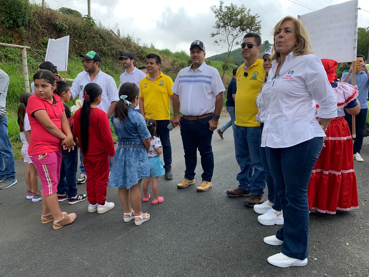 ClaraLuzRoldan's tweet photo. Que emoción ver cómo nuestras #ObrasInvencibles llegan a cada rincón del departamento. Este es el caso del corregimiento El Retiro en #Roldanillo, que ahora goza de un corredor vial en excelentes condiciones. 🛣️🚙🚛🏍️ https://t.co/M4JPip7AES