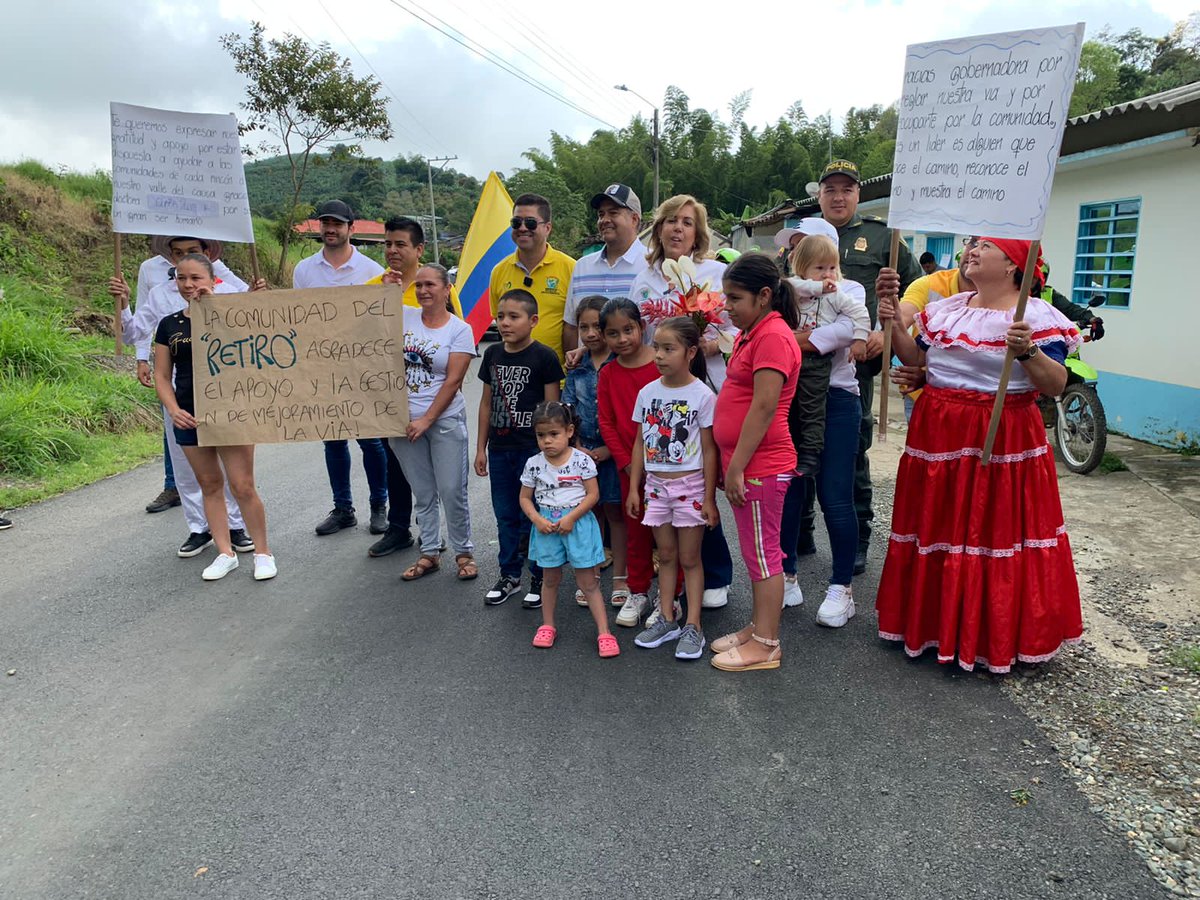 ClaraLuzRoldan's tweet photo. Que emoción ver cómo nuestras #ObrasInvencibles llegan a cada rincón del departamento. Este es el caso del corregimiento El Retiro en #Roldanillo, que ahora goza de un corredor vial en excelentes condiciones. 🛣️🚙🚛🏍️ https://t.co/M4JPip7AES