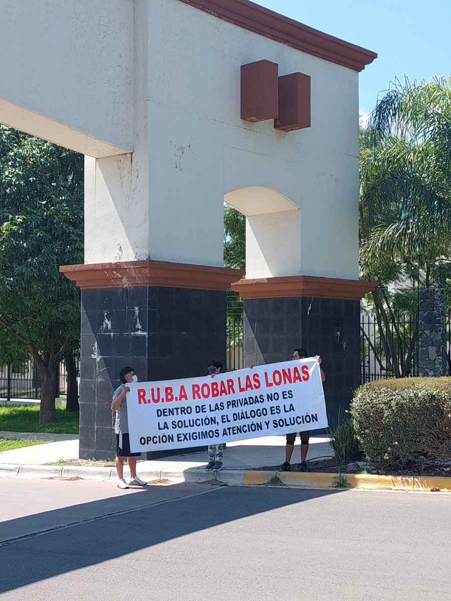 Rinc_DelMarques's tweet photo. #RUBANOCUMPLE vecinos de #RinconesdelMarques estamos frente a la casa de venta exhijiendo solución a todas las problemáticas. @Rinc_DelMarques @Enrique_VegaC https://t.co/AWRWyx04oH