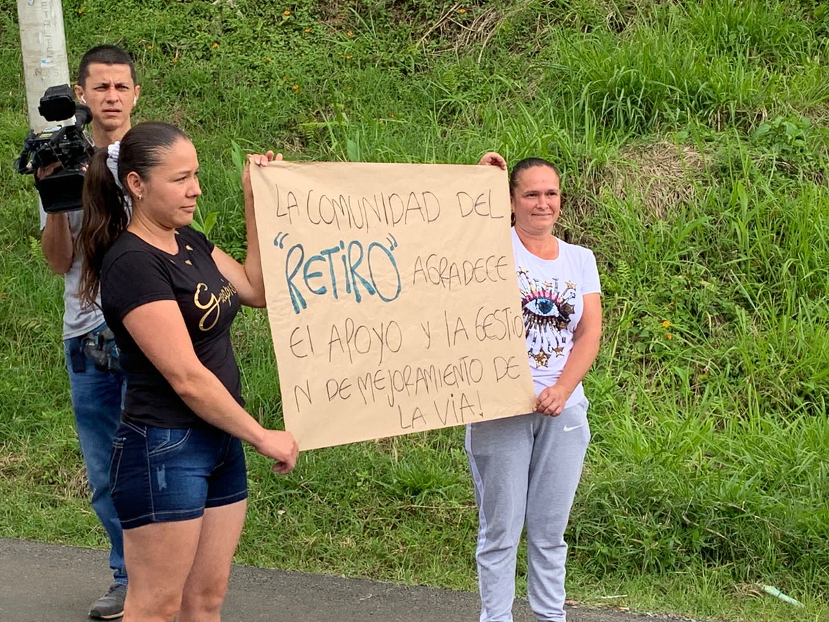 ClaraLuzRoldan's tweet photo. Que emoción ver cómo nuestras #ObrasInvencibles llegan a cada rincón del departamento. Este es el caso del corregimiento El Retiro en #Roldanillo, que ahora goza de un corredor vial en excelentes condiciones. 🛣️🚙🚛🏍️ https://t.co/M4JPip7AES