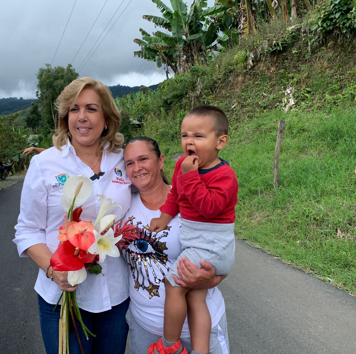 ClaraLuzRoldan's tweet photo. Que emoción ver cómo nuestras #ObrasInvencibles llegan a cada rincón del departamento. Este es el caso del corregimiento El Retiro en #Roldanillo, que ahora goza de un corredor vial en excelentes condiciones. 🛣️🚙🚛🏍️ https://t.co/M4JPip7AES