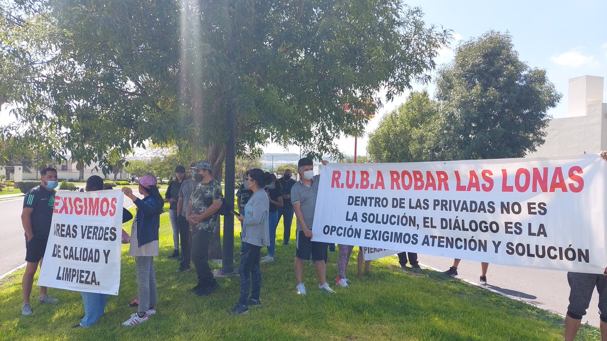 Rinc_DelMarques's tweet photo. #RUBANOCUMPLE vecinos de #RinconesdelMarques estamos frente a la casa de venta exhijiendo solución a todas las problemáticas. @Rinc_DelMarques @Enrique_VegaC https://t.co/AWRWyx04oH