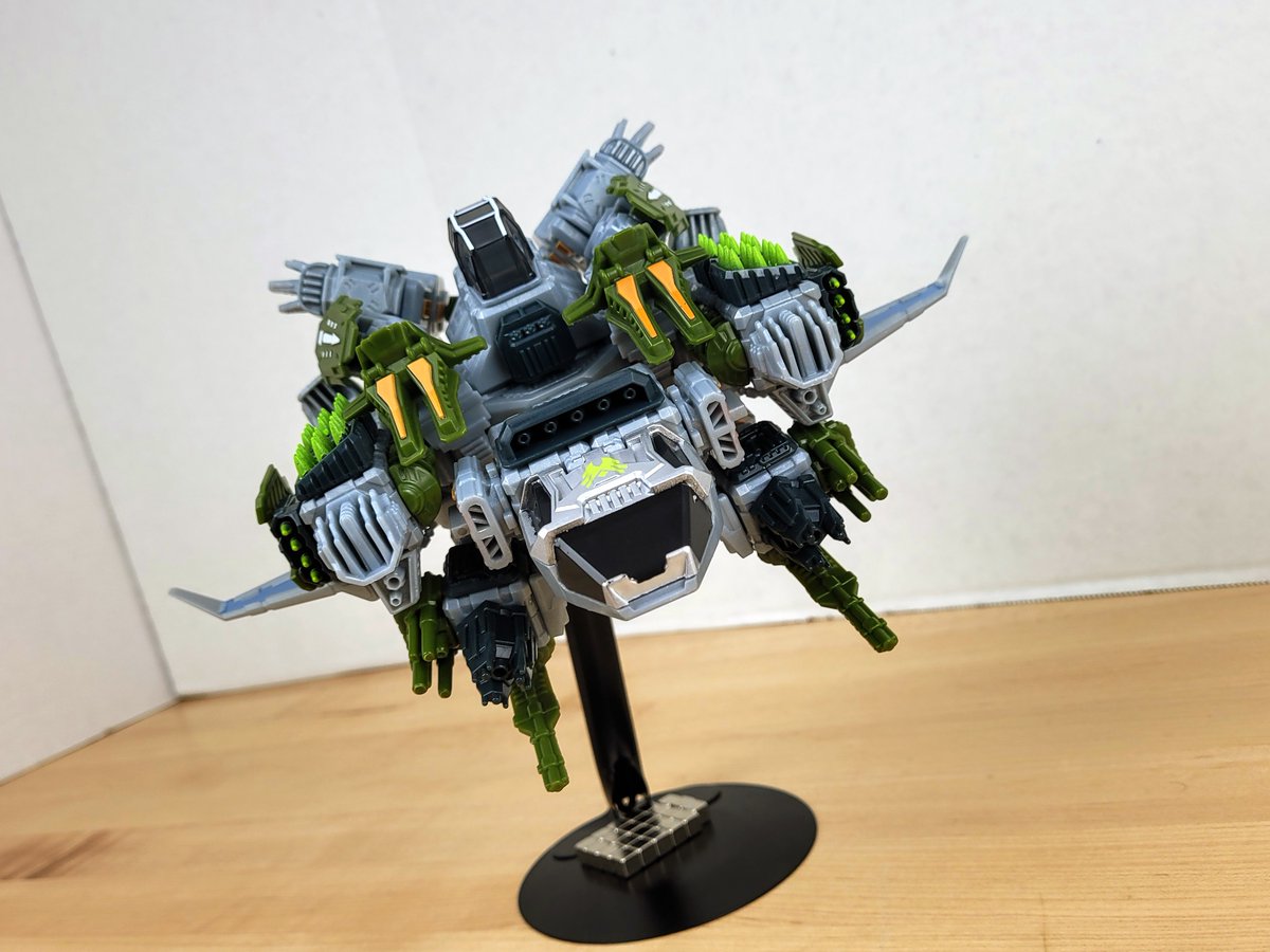 SnaapToys's tweet photo. I’m happy with how the mech turned out here and just looks really bulky while having a credible transformation. It was icing on the cake how the wings fold down behind the waist and bulk it out or how the vehicle cockpit fills out the lines on the top @snapships #MOC #snaptember https://t.co/WcWRe59EsA