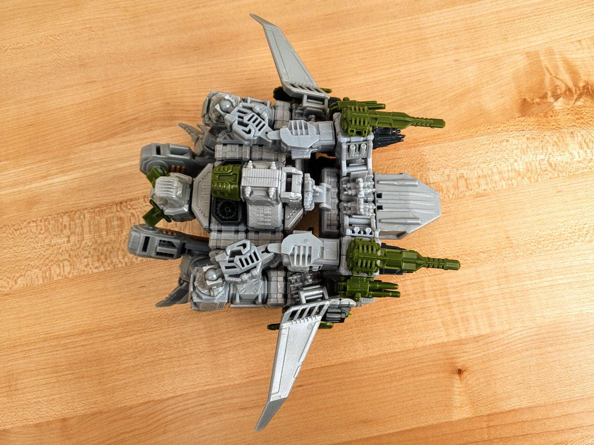 SnaapToys's tweet photo. I’m happy with how the mech turned out here and just looks really bulky while having a credible transformation. It was icing on the cake how the wings fold down behind the waist and bulk it out or how the vehicle cockpit fills out the lines on the top @snapships #MOC #snaptember https://t.co/WcWRe59EsA