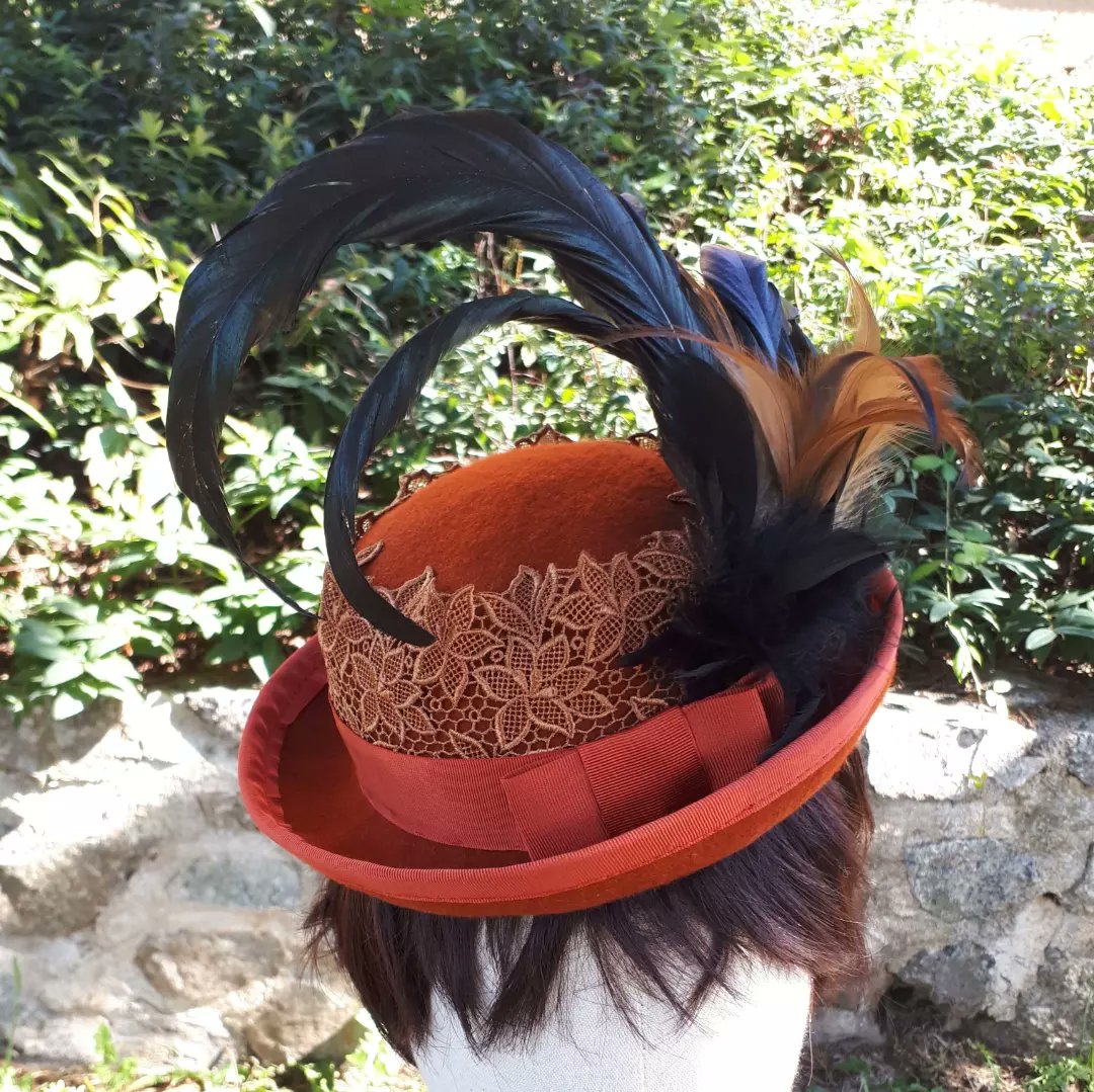 LadeeGramR's tweet photo. Bibi couleur rouille et plumes de coq, agrémenté d'une guipure. 

#handemade #hatmaker #festivalyggdrasil2022 #chapelier #lyon #bron #felt #lainage #steampunk #sewingaddict #retro https://t.co/stmwe8WcXh