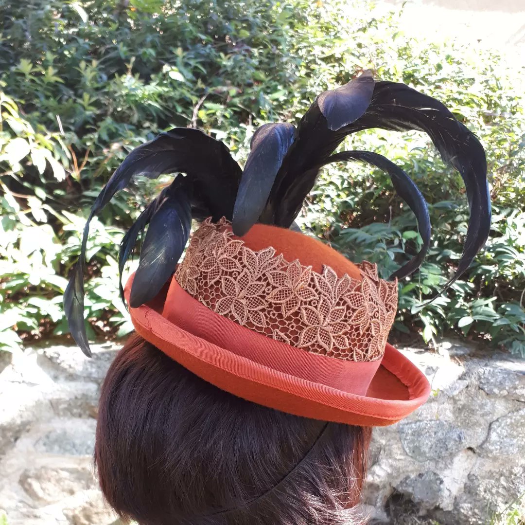 LadeeGramR's tweet photo. Bibi couleur rouille et plumes de coq, agrémenté d'une guipure. 

#handemade #hatmaker #festivalyggdrasil2022 #chapelier #lyon #bron #felt #lainage #steampunk #sewingaddict #retro https://t.co/stmwe8WcXh
