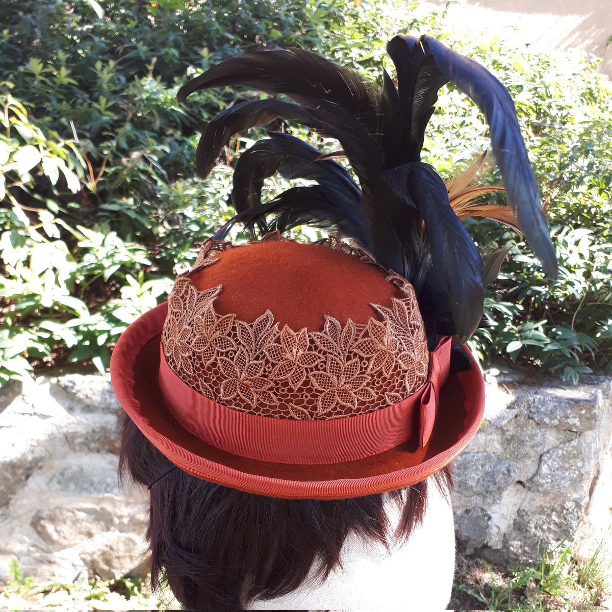 LadeeGramR's tweet photo. Bibi couleur rouille et plumes de coq, agrémenté d'une guipure. 

#handemade #hatmaker #festivalyggdrasil2022 #chapelier #lyon #bron #felt #lainage #steampunk #sewingaddict #retro https://t.co/stmwe8WcXh