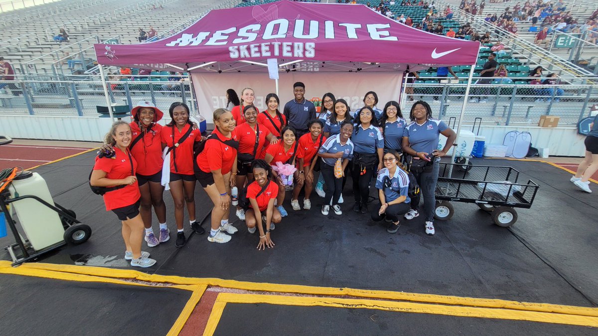 MHS_athleticmed's tweet photo. Good sportsmanship is all in our character!! Hope y’all had a good trip and enjoyed the gift basket Tyler Legacy, thanks for the goodie bag! #Characterrep #StudentAthleticTrainers #ImpactEmpowerLove @SkeeterRecruits @DemarcusHarri01 @CoachKBaker41 @MesquiteHS @mesquiteisdtx https://t.co/d2nSDpzn4X